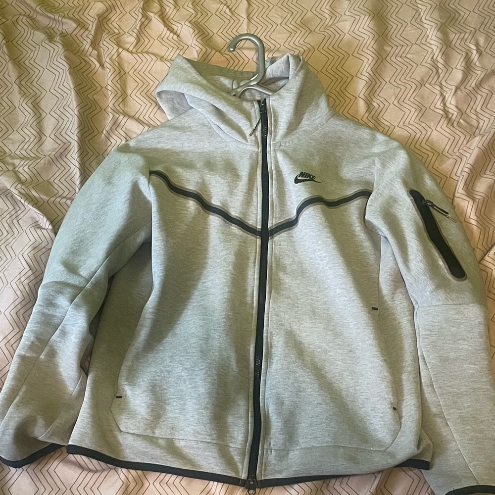 NIKE Tech Fleece Hoodie
Heather Grey / Black